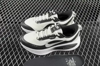 Nike Vomero 18 Low-Top Running Shoes Multi