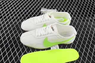 Nike Moon SP Low-Top Lifestyle Sneakers Red (NIKEMO-6)