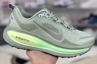 Nike Vomero 18 Low-Top Running Shoes Grey Green