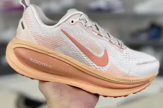 Nike Vomero 18 Low-Top Running Shoes Pink