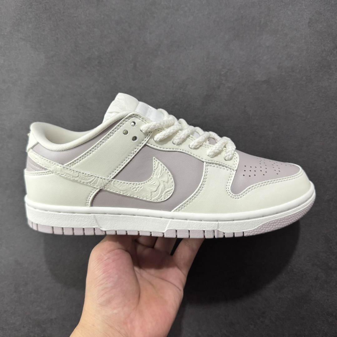 Nike Dunk Low Sneakers