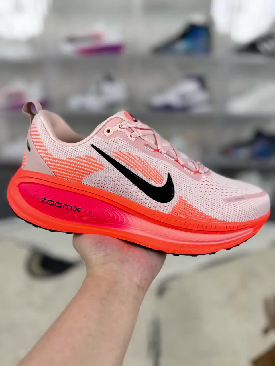 Nike Vomero 18 Low-Top Running Shoes Red Black