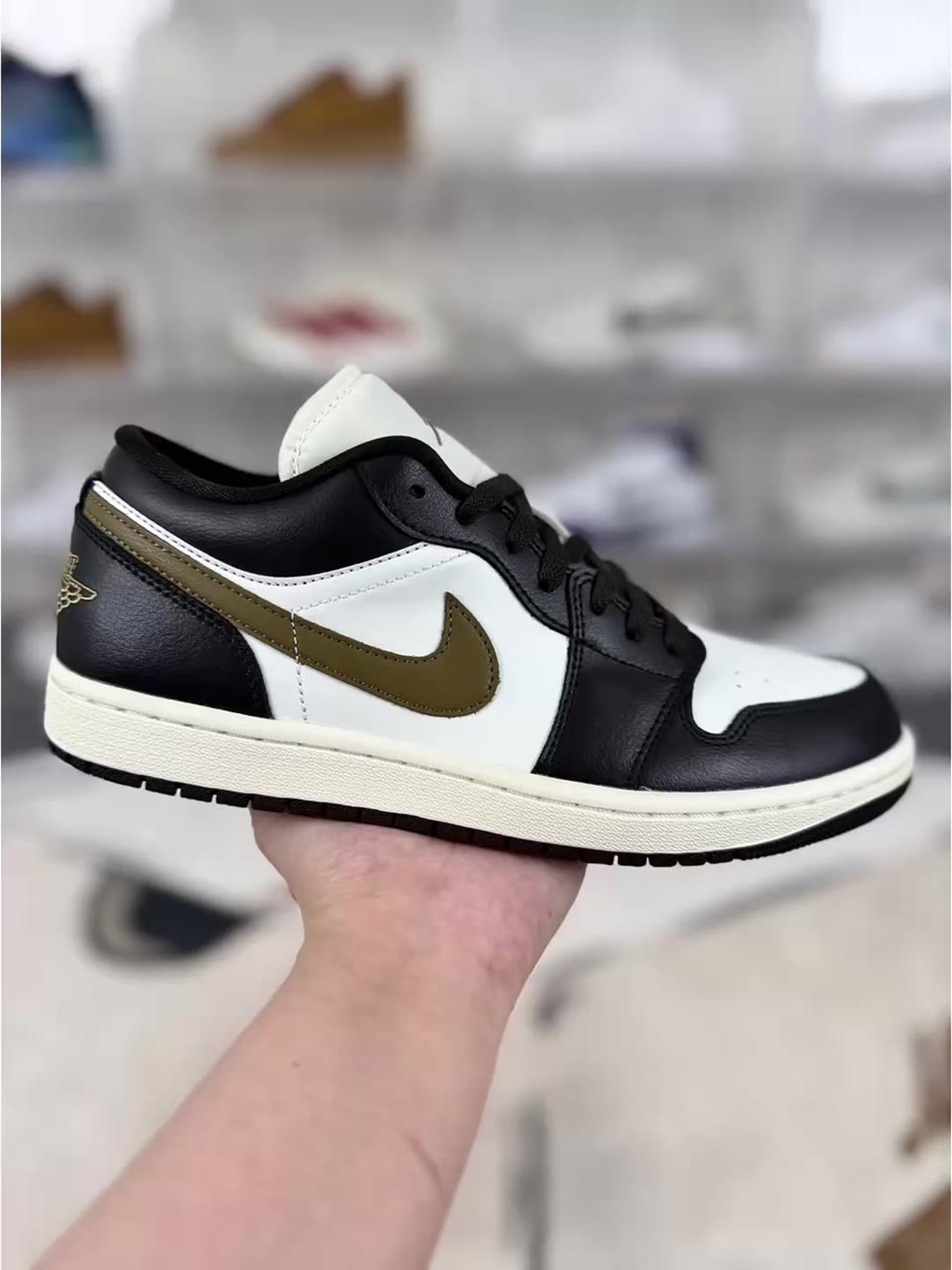 Jordan 1 Low-Top Basketball Shoes Brown