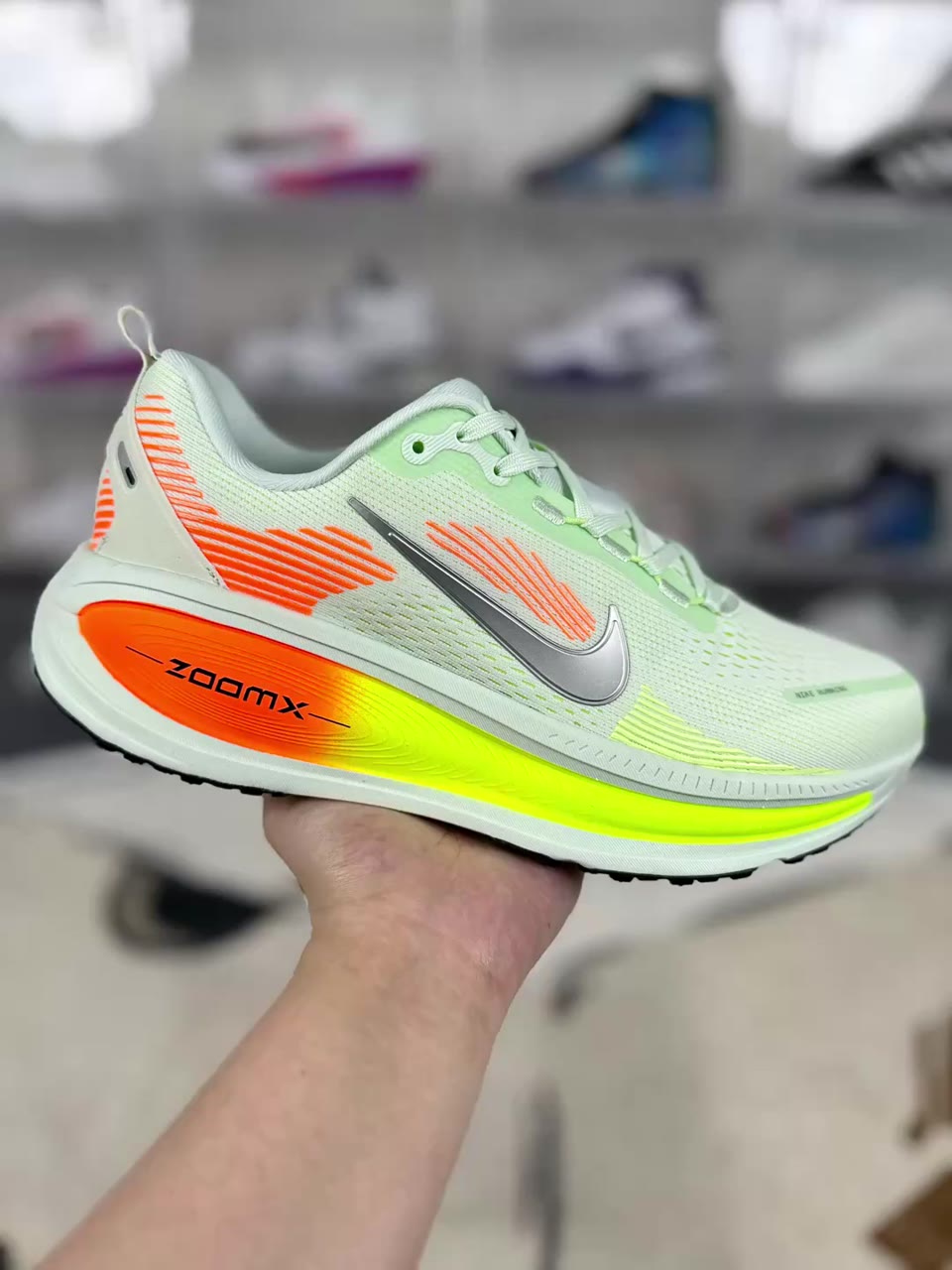 Nike Vomero 18 Low-Top Running Shoes Green Orange