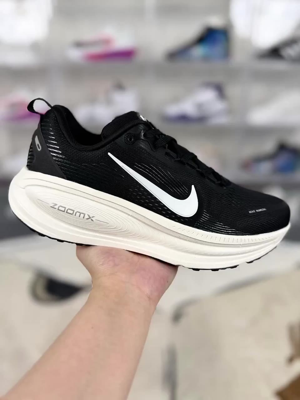 Nike Vomero 18 Low-Top Running Shoes Black White