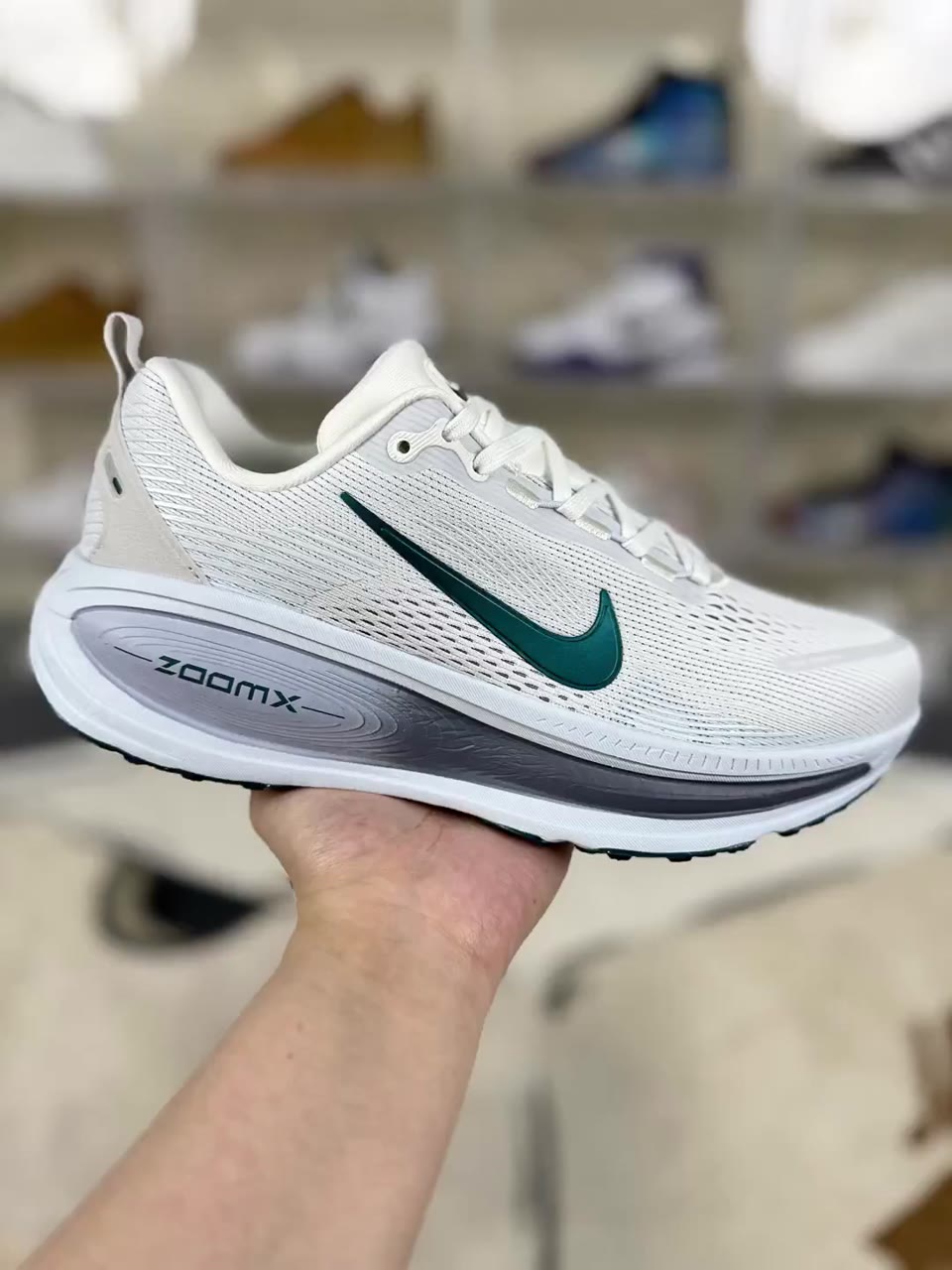 Nike Vomero 18 Low-Top Running Shoes White Blue Grey