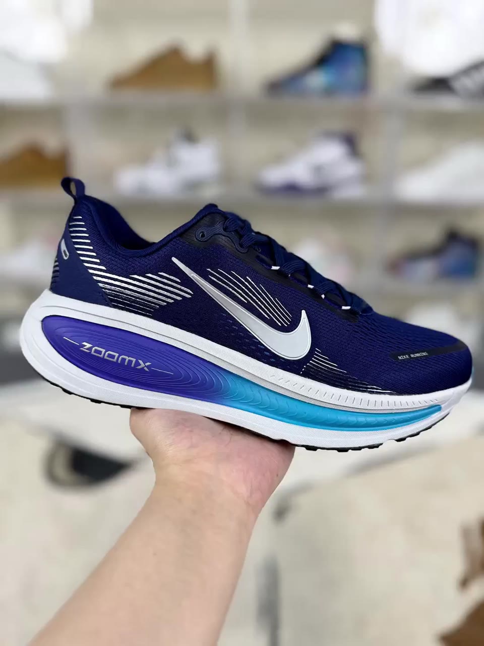 Nike Vomero 18 Low-Top Running Shoes Blue