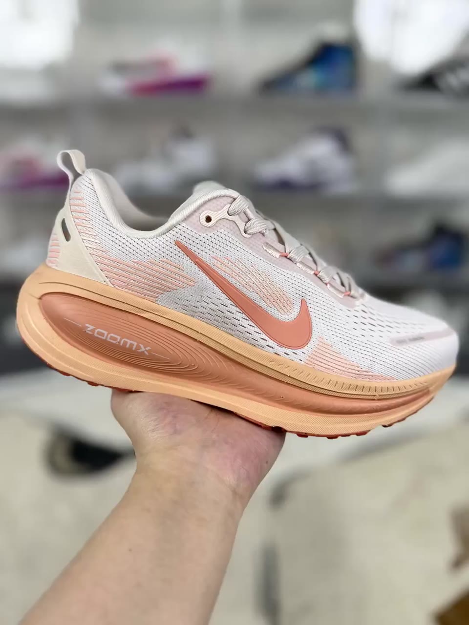 Nike Vomero 18 Low-Top Running Shoes Pink